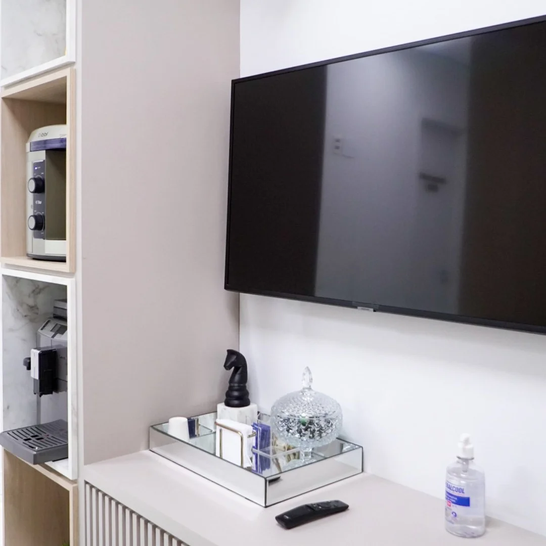 Recepção da Amabi Odontologia, com balcão em mármore e iluminação indireta