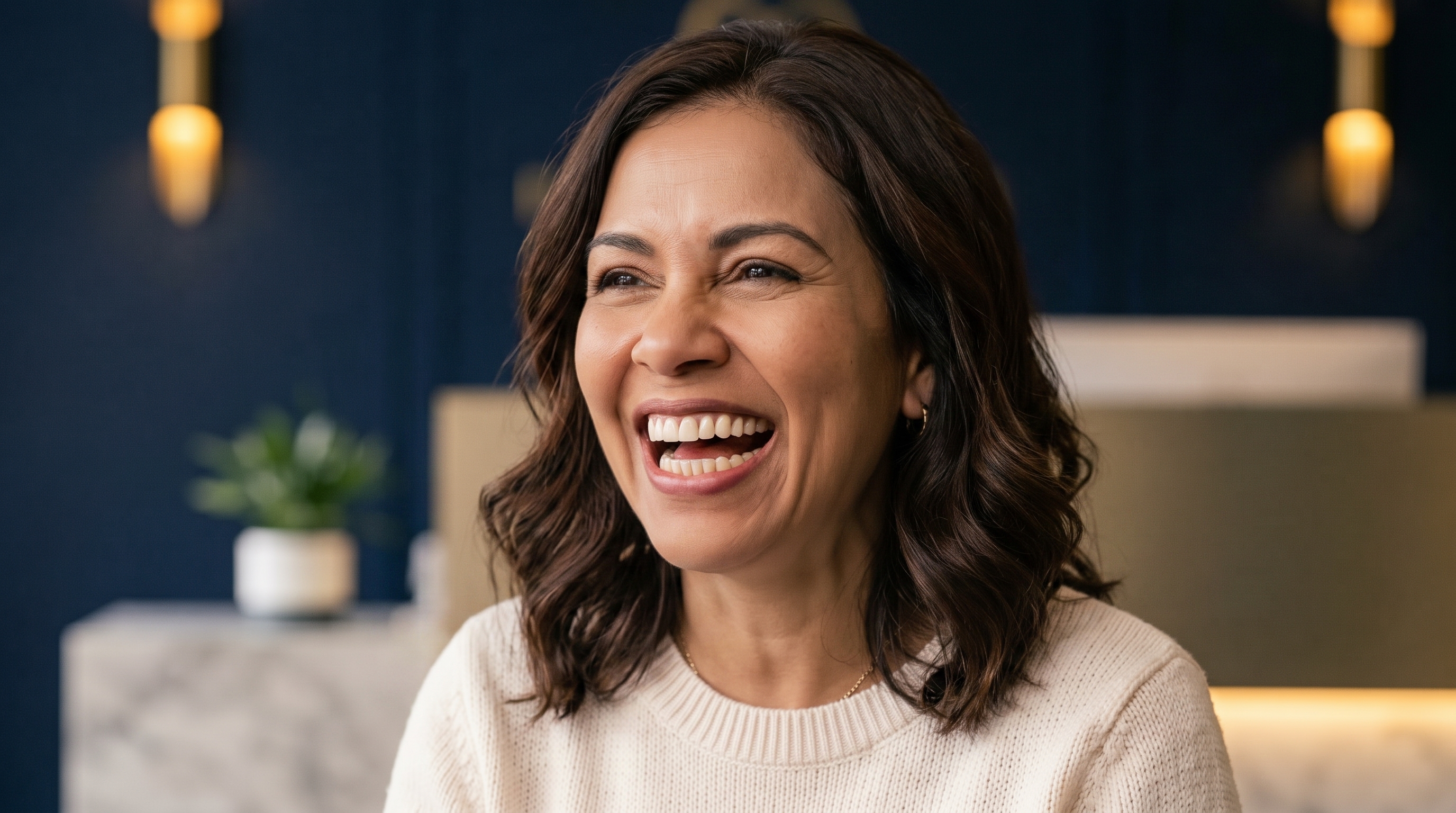 Paciente sorrindo na recepção da Amabi Odontologia, em Pirituba